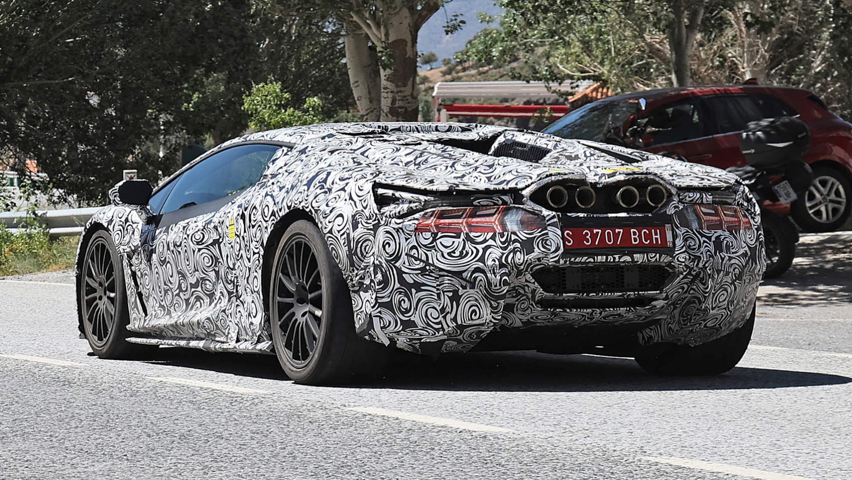 Następca Aventadora w kamuflażu