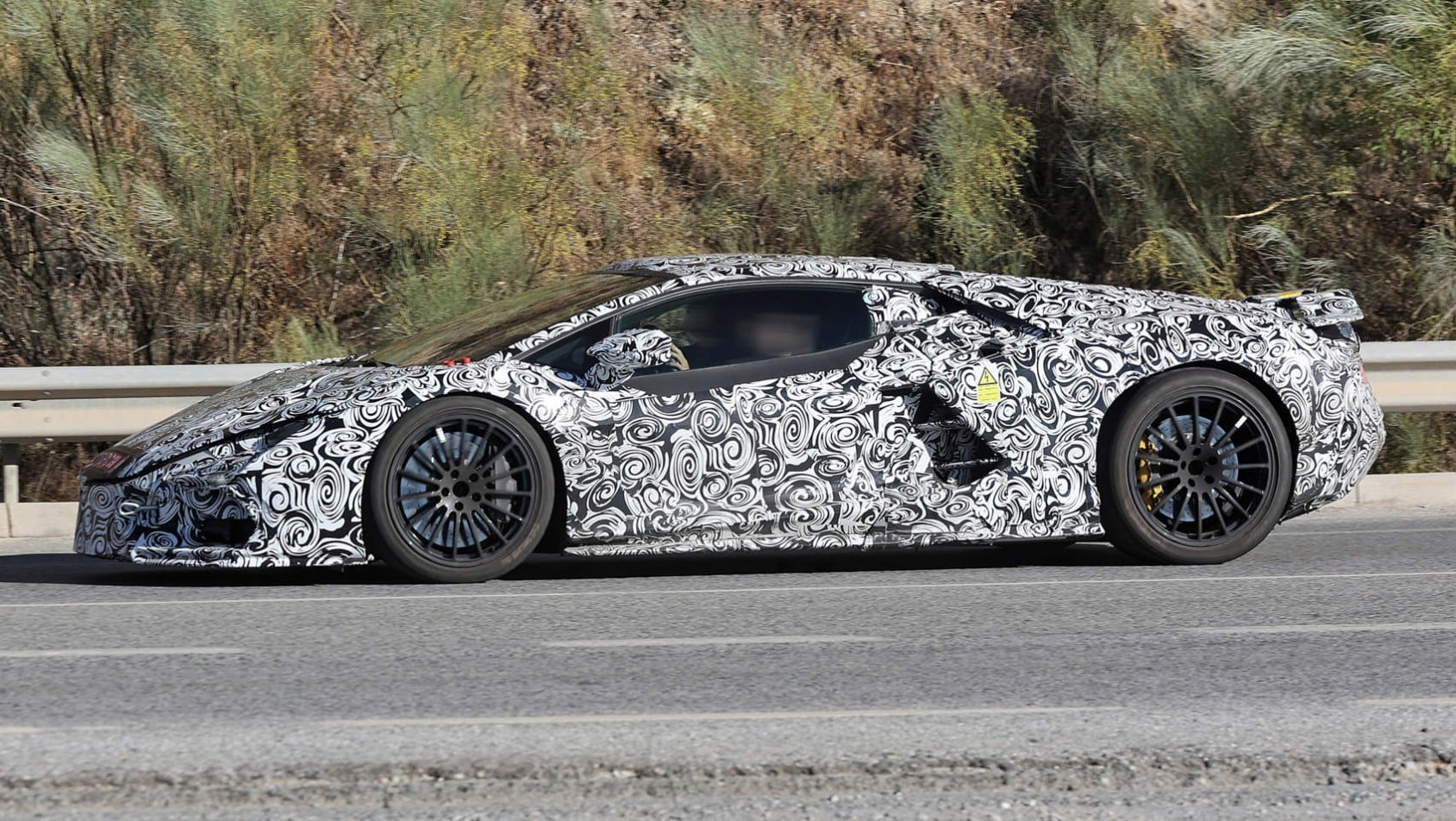 Następca Aventadora w kamuflażu na ulicy
