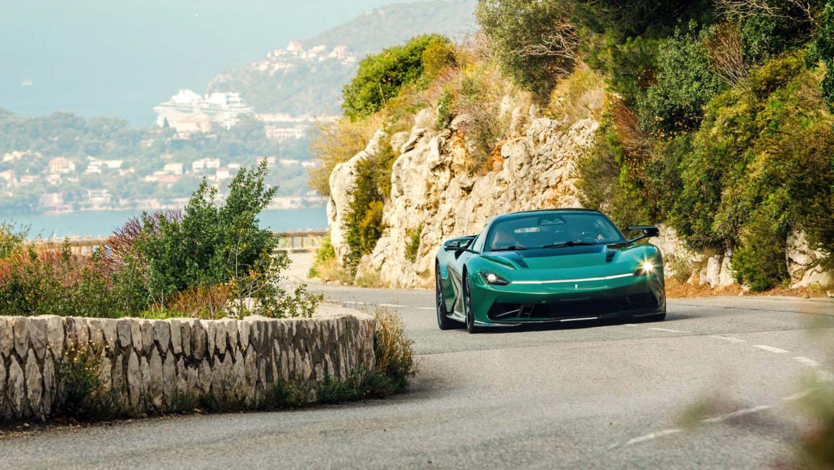 Pininfarina Battista na drodze publicznej