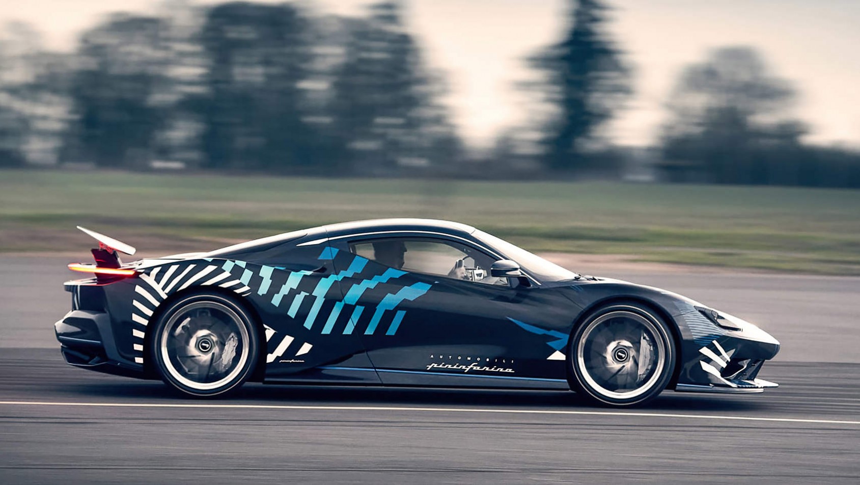 Pininfarina Battista podczas szybkiej jazdy na torze