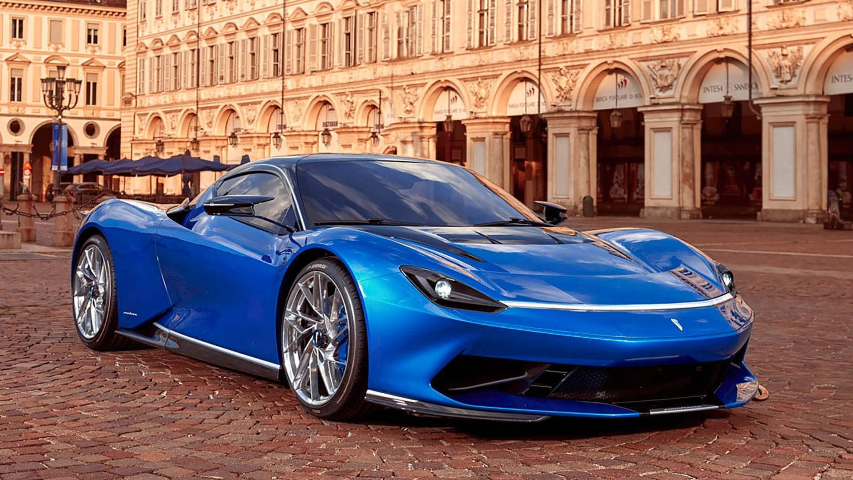 Pininfarina Battista - wizualizacja w mieście