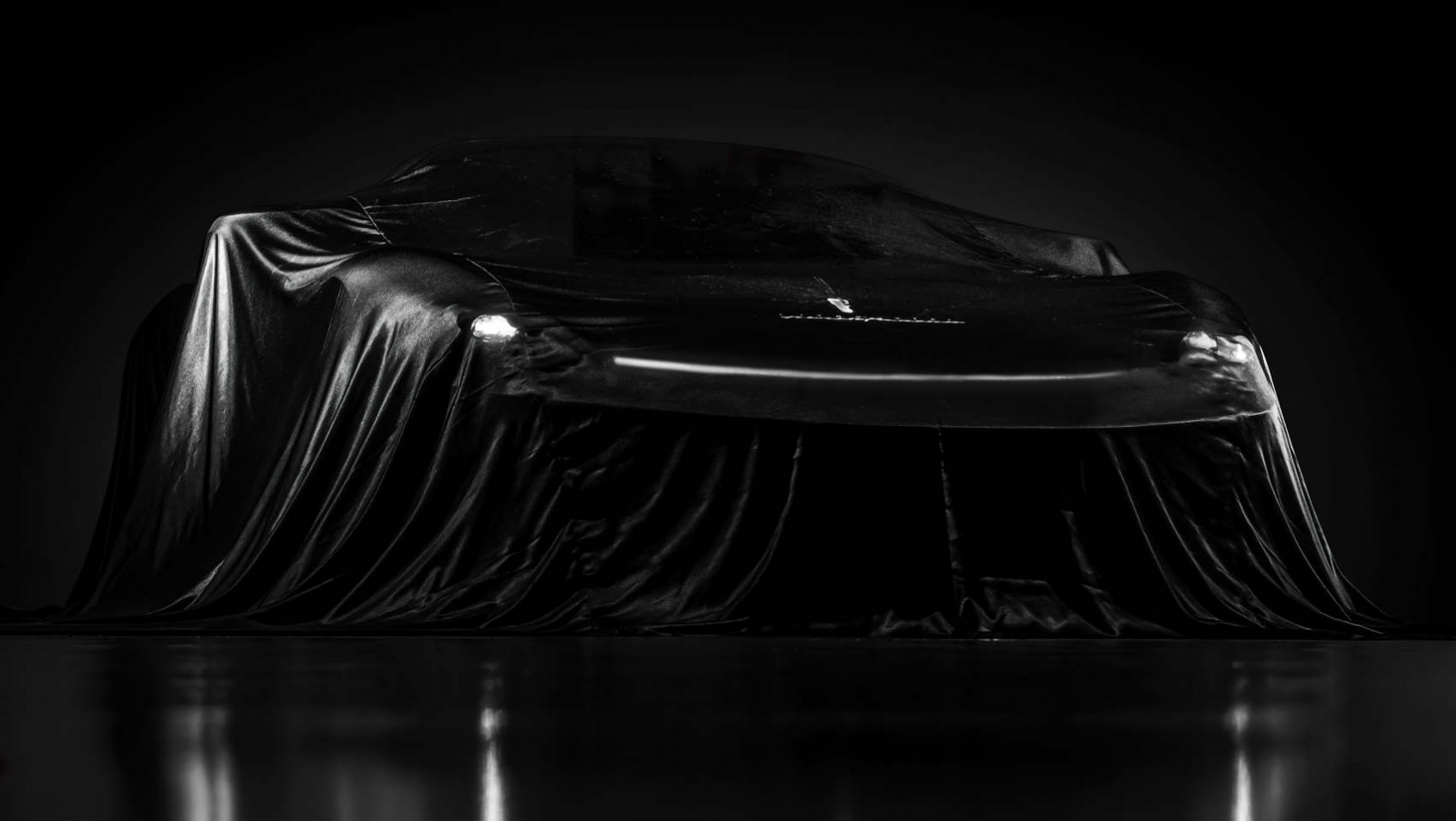 Pininfarina Battista ukryta pod czarnym materiałem