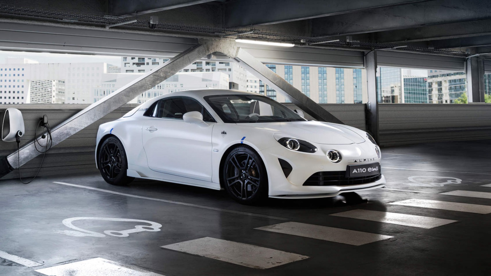 Alpine A110 E-Ternité na parkingu