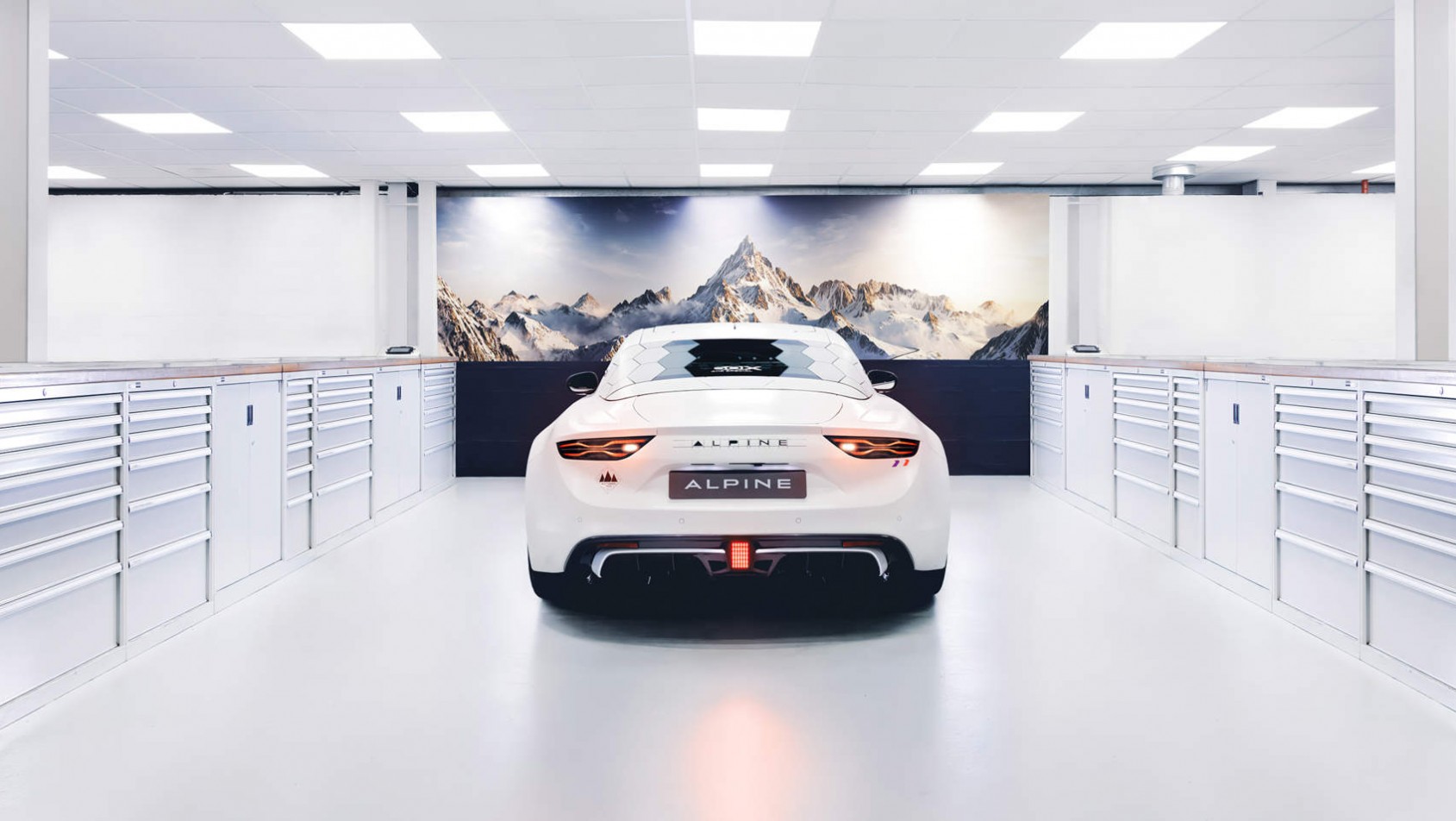 Alpine A110 E-Ternité w garażu