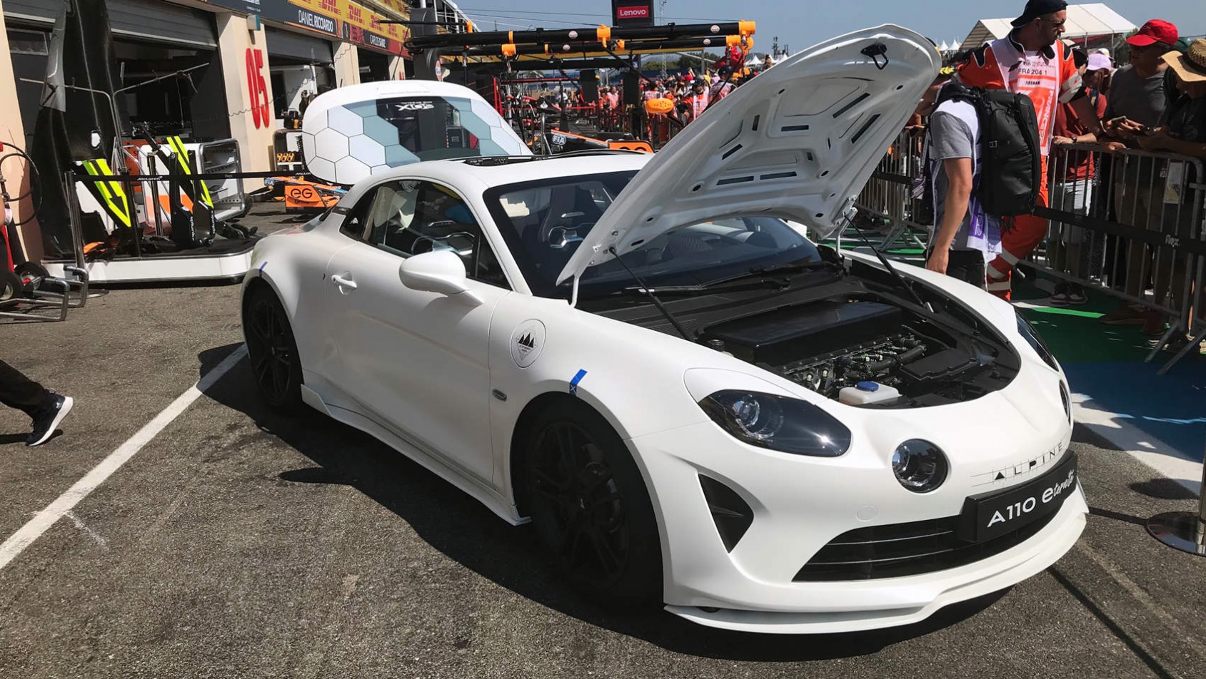 Alpine A110 E-Ternité z otwartą maską