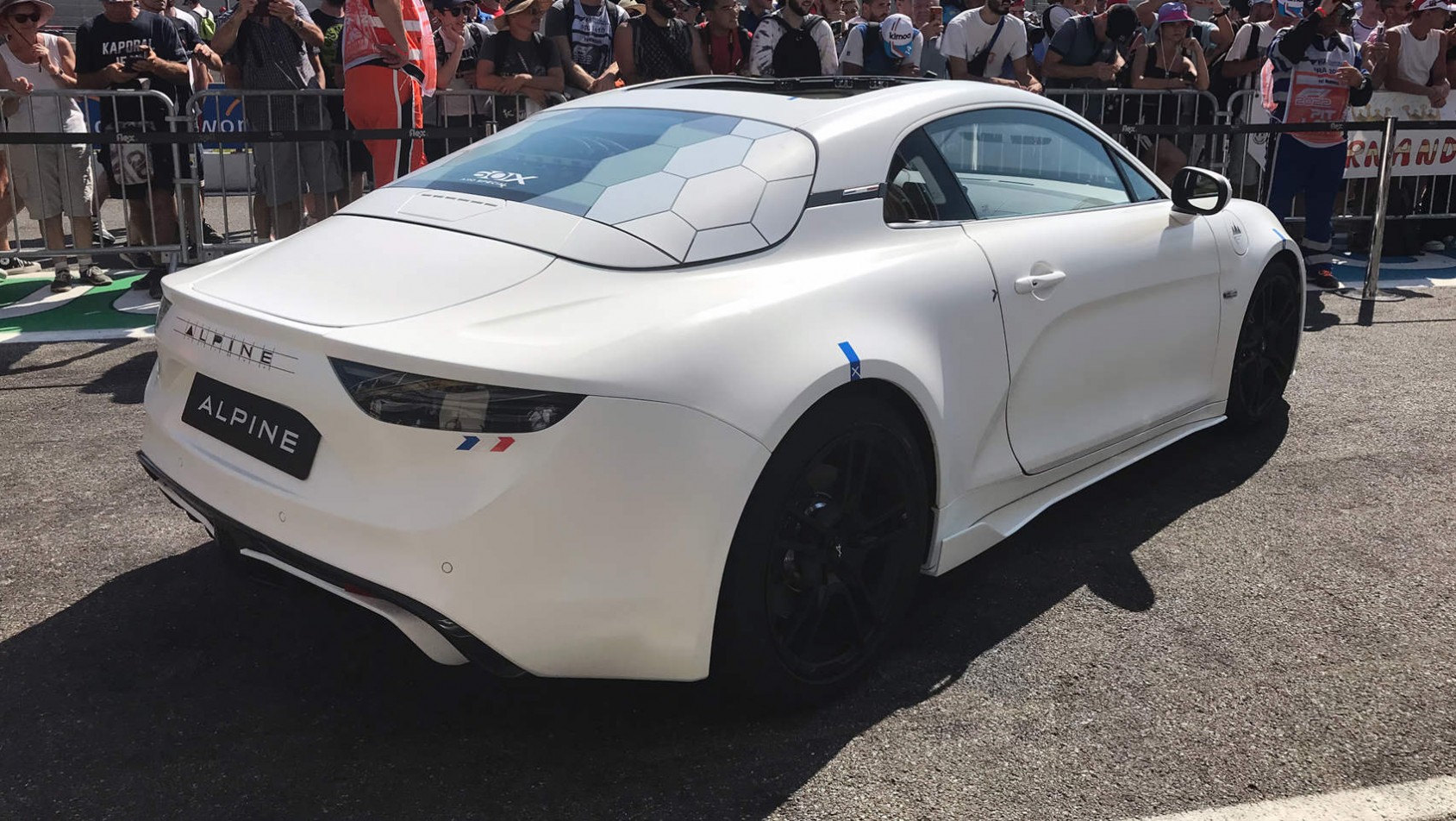 Alpine A110 E-Ternité - prezentacja na ulicy