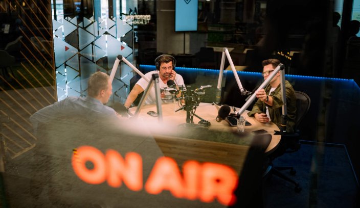 Prowadzący w studiu Voice House