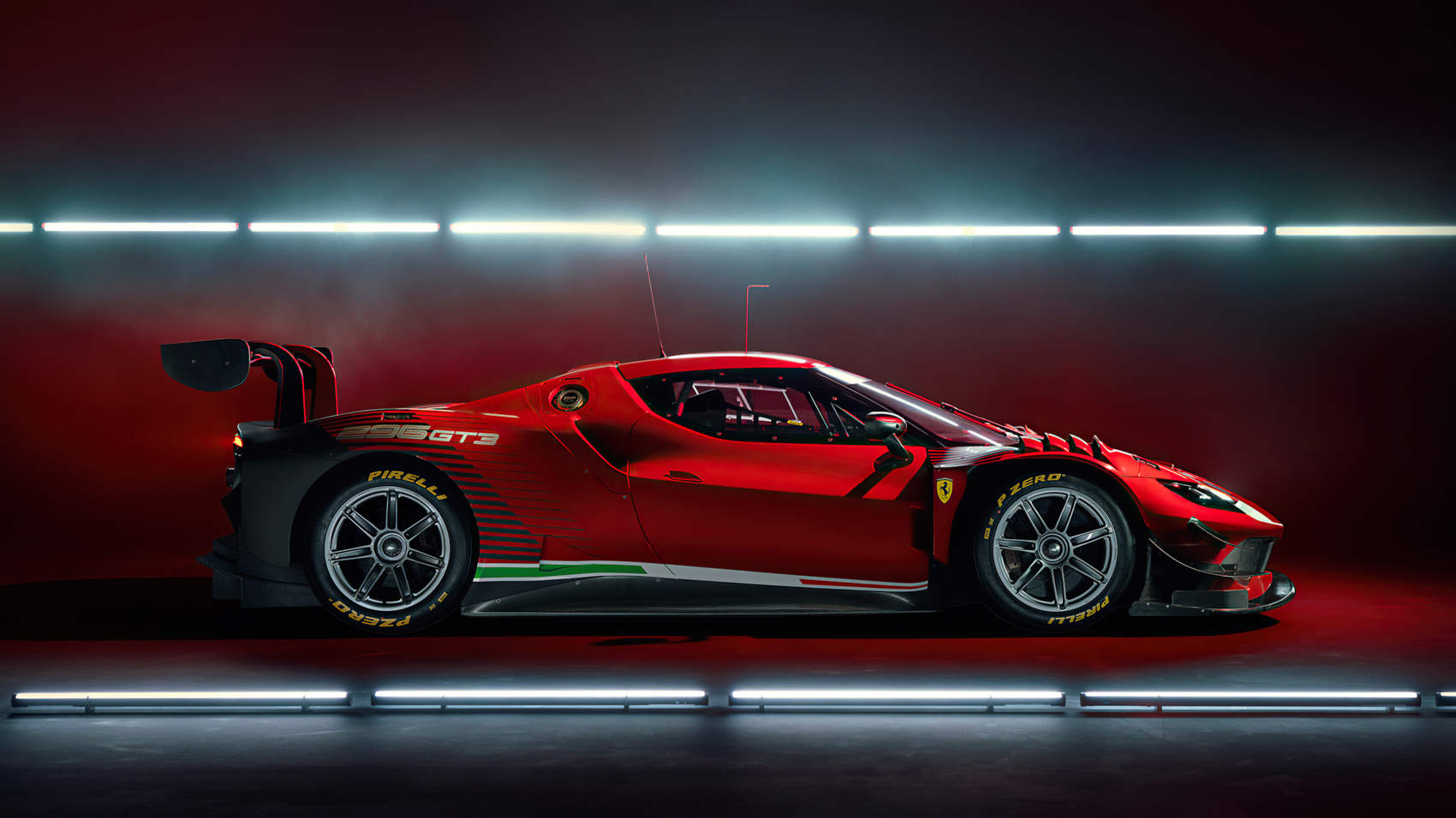Ferrari 296 GT3 - widok z boku