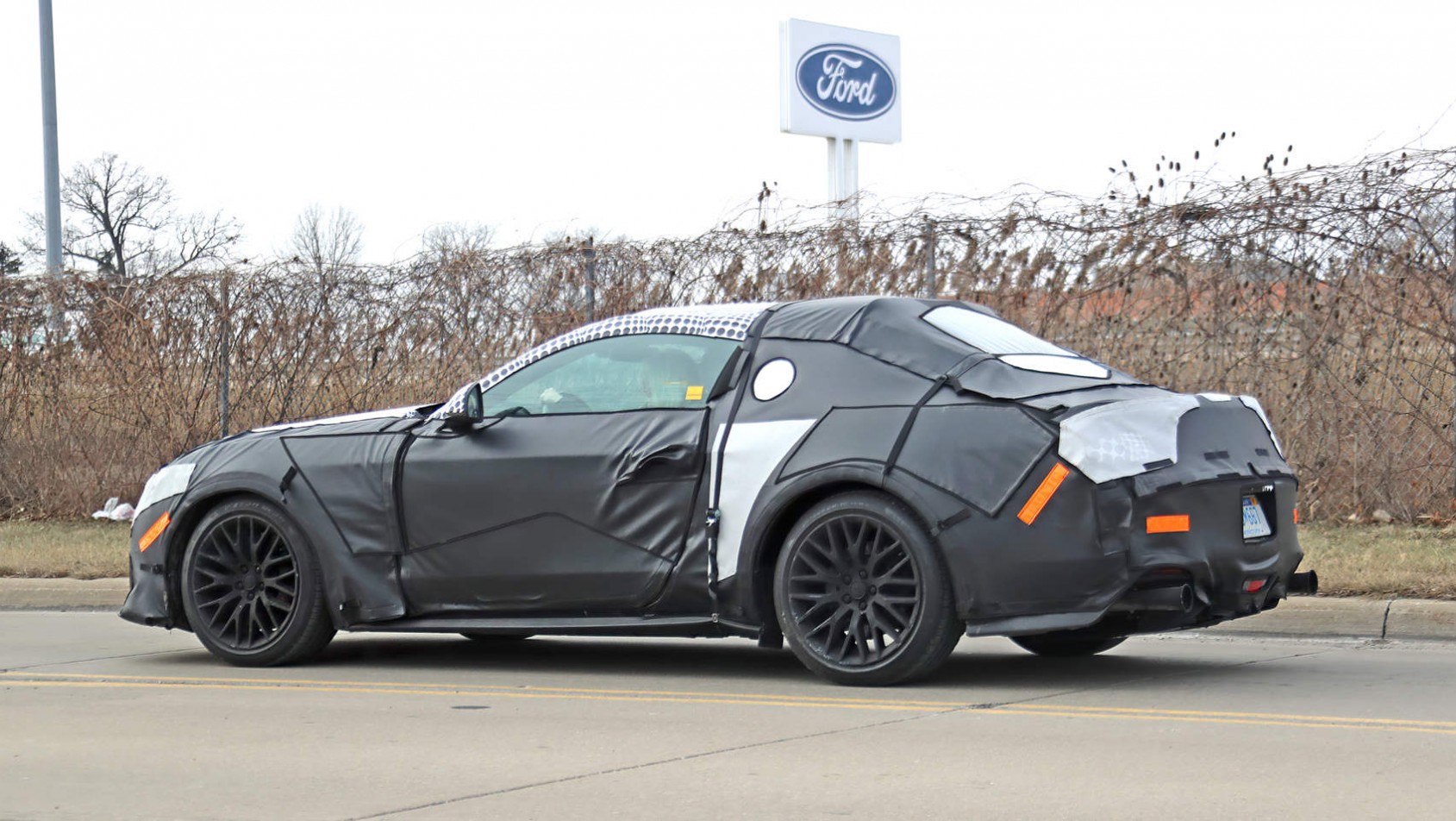 Nowy Ford Mustang - z boku