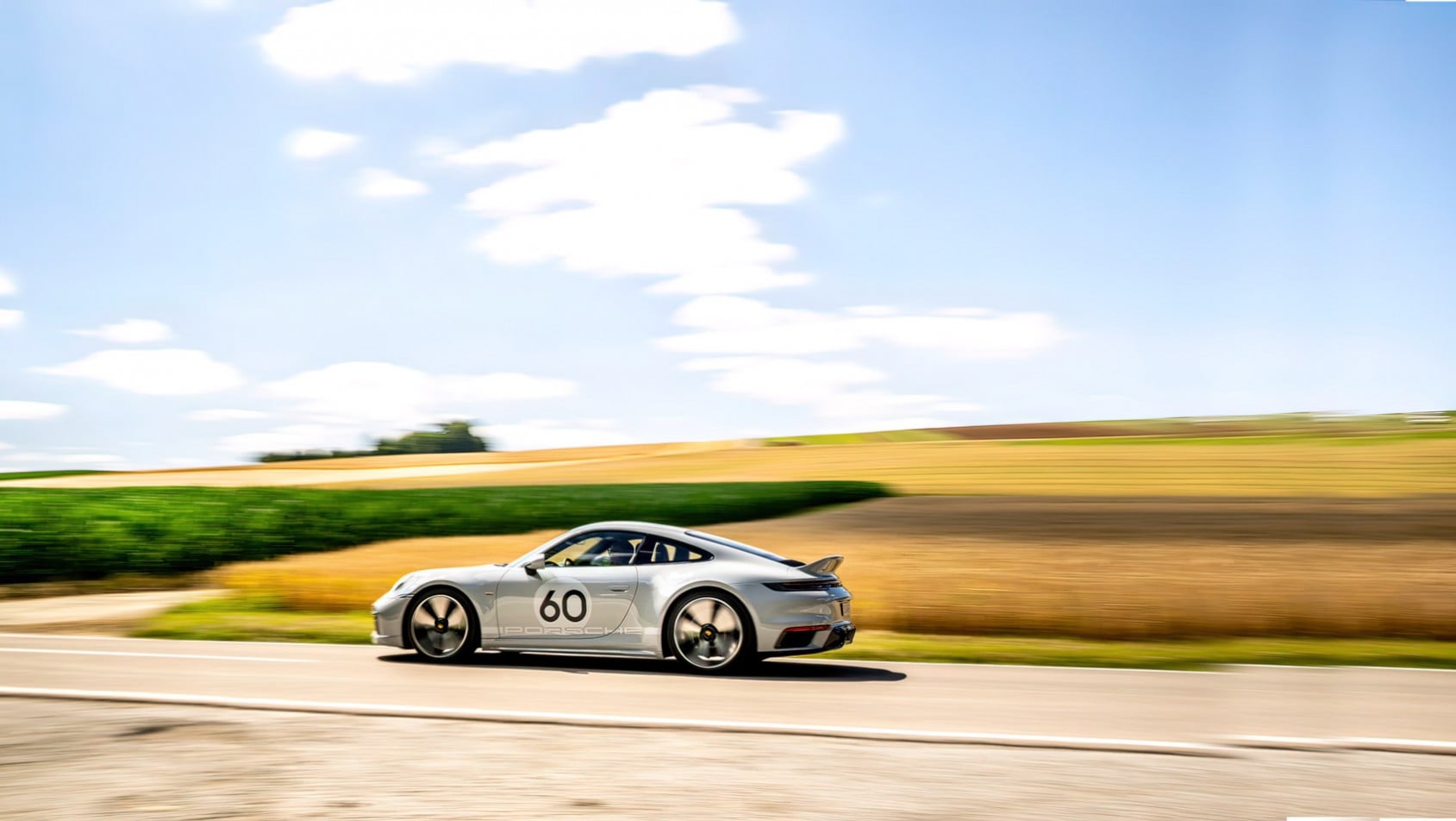 Porsche 911 Sport Classic na tle zboża