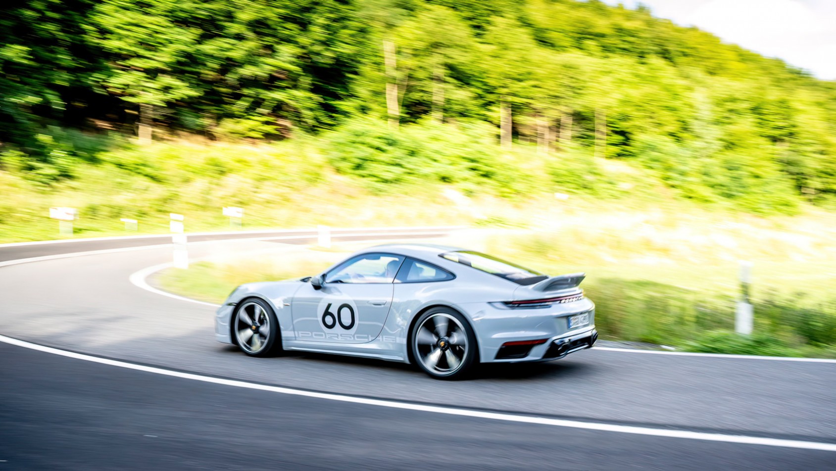 Porsche 911 Sport Classic wchodzi w zakręt