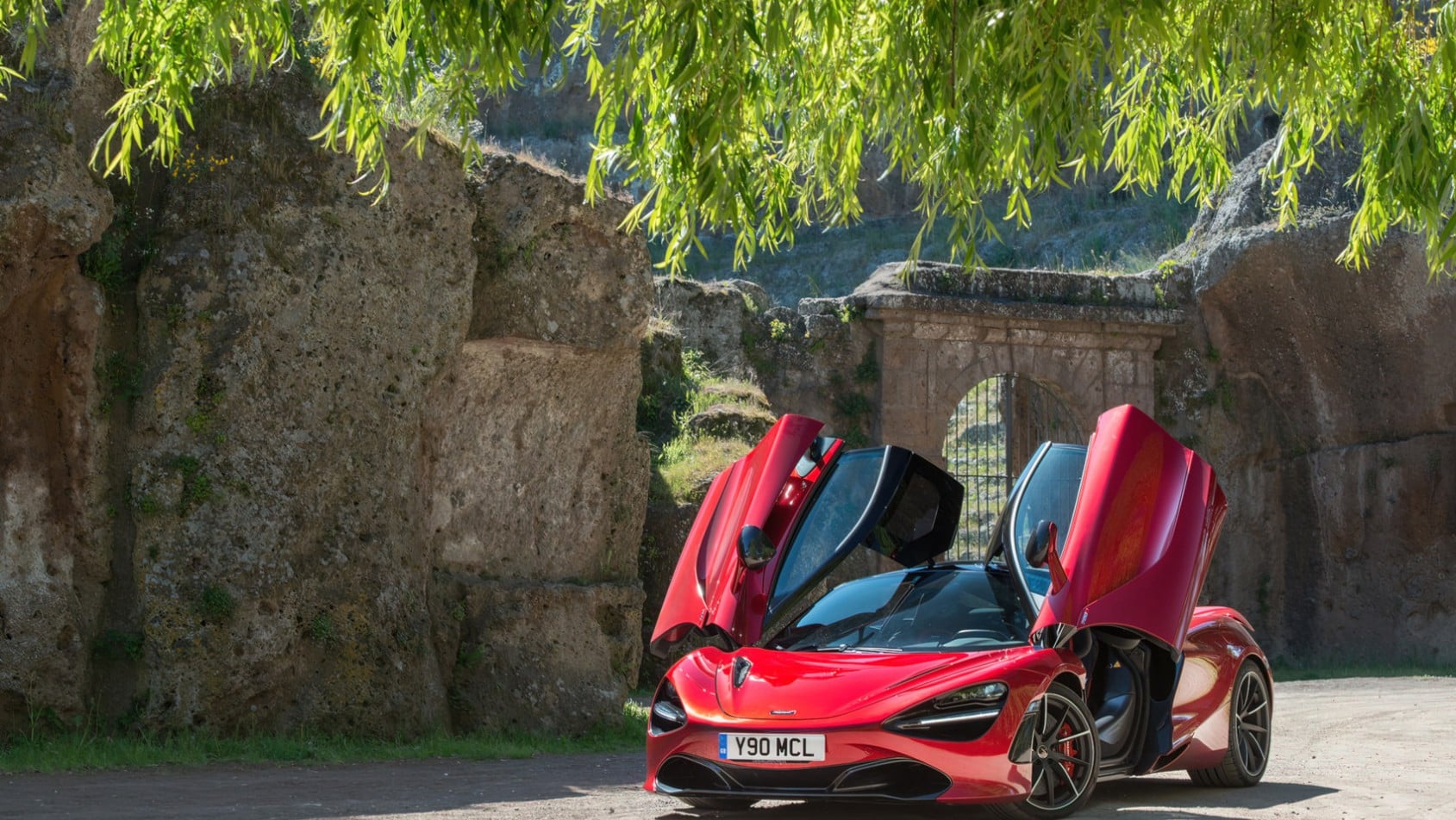 McLaren 720s z otwartymi drzwiami