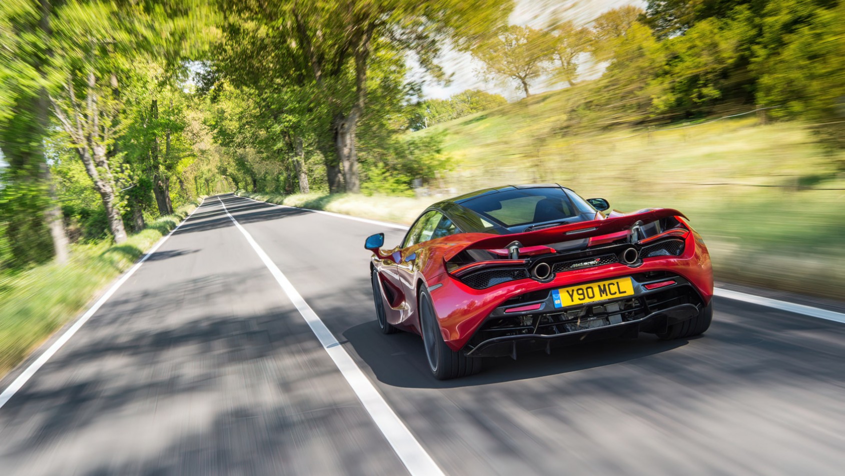 McLaren 720s sylwetka z tyłu