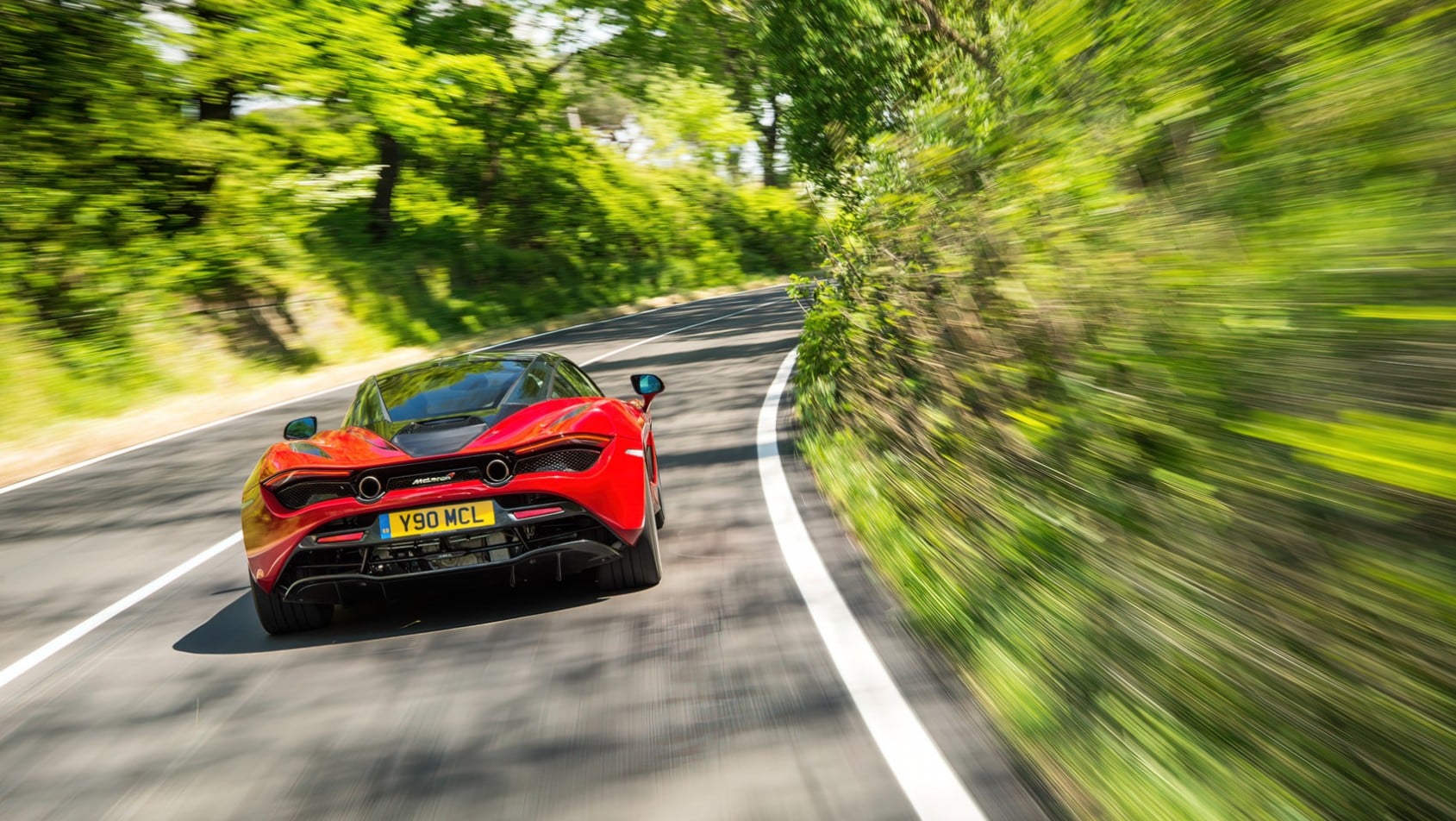 McLaren 720s przed zakrętem
