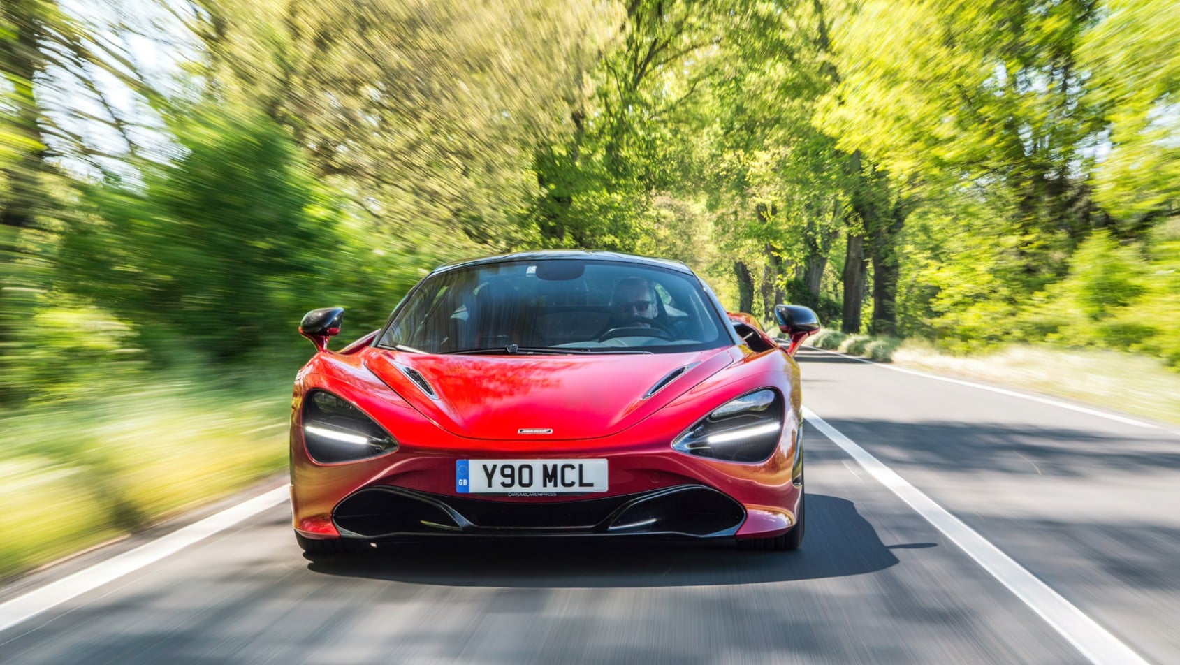 McLaren 720s sylwetka z przodu