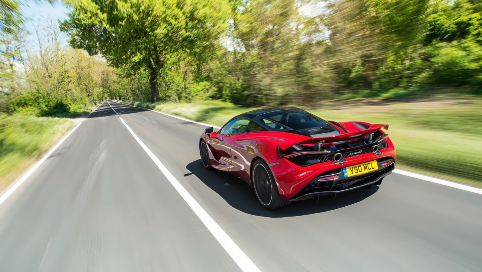 McLaren 720s sylwetka z tyłu