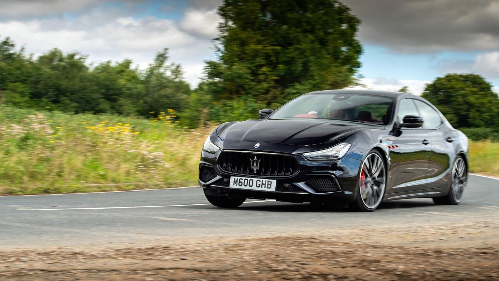 Maserati Ghibli Trofeo podczas pokonywania zakrętu