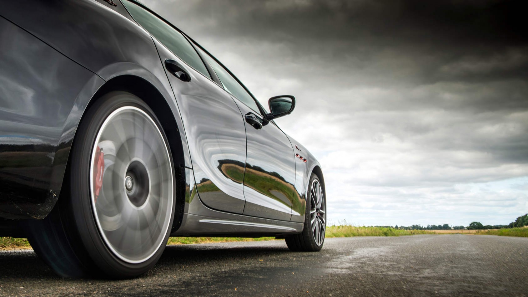 Maserati Ghibli Trofeo - zbliżenie na koła i zaciski hamulcowe