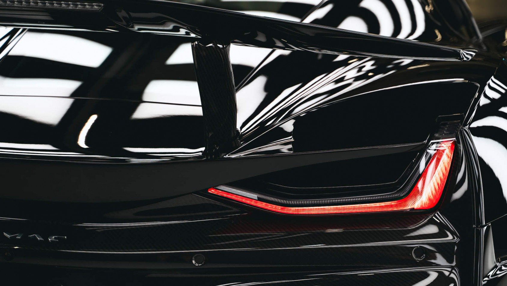 Rimac Nevera - zbliżenie na tył auta