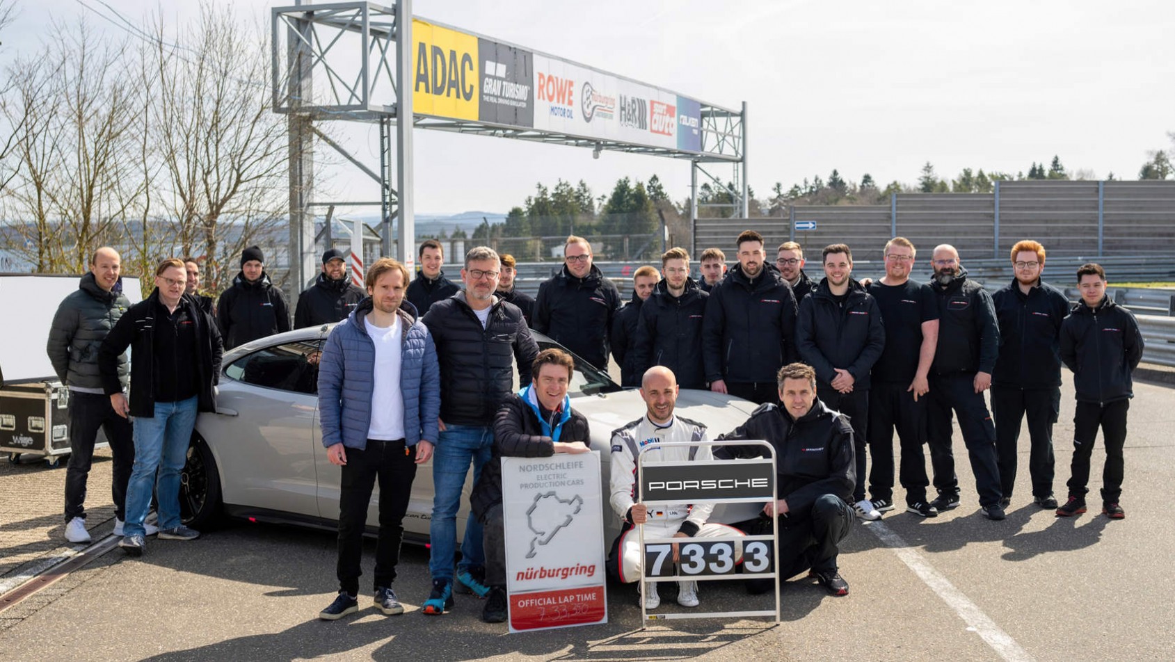 Rekord toru należy do Porsche Taycan Turbo S Rekord należy do Porsche Taycan Turbo S
