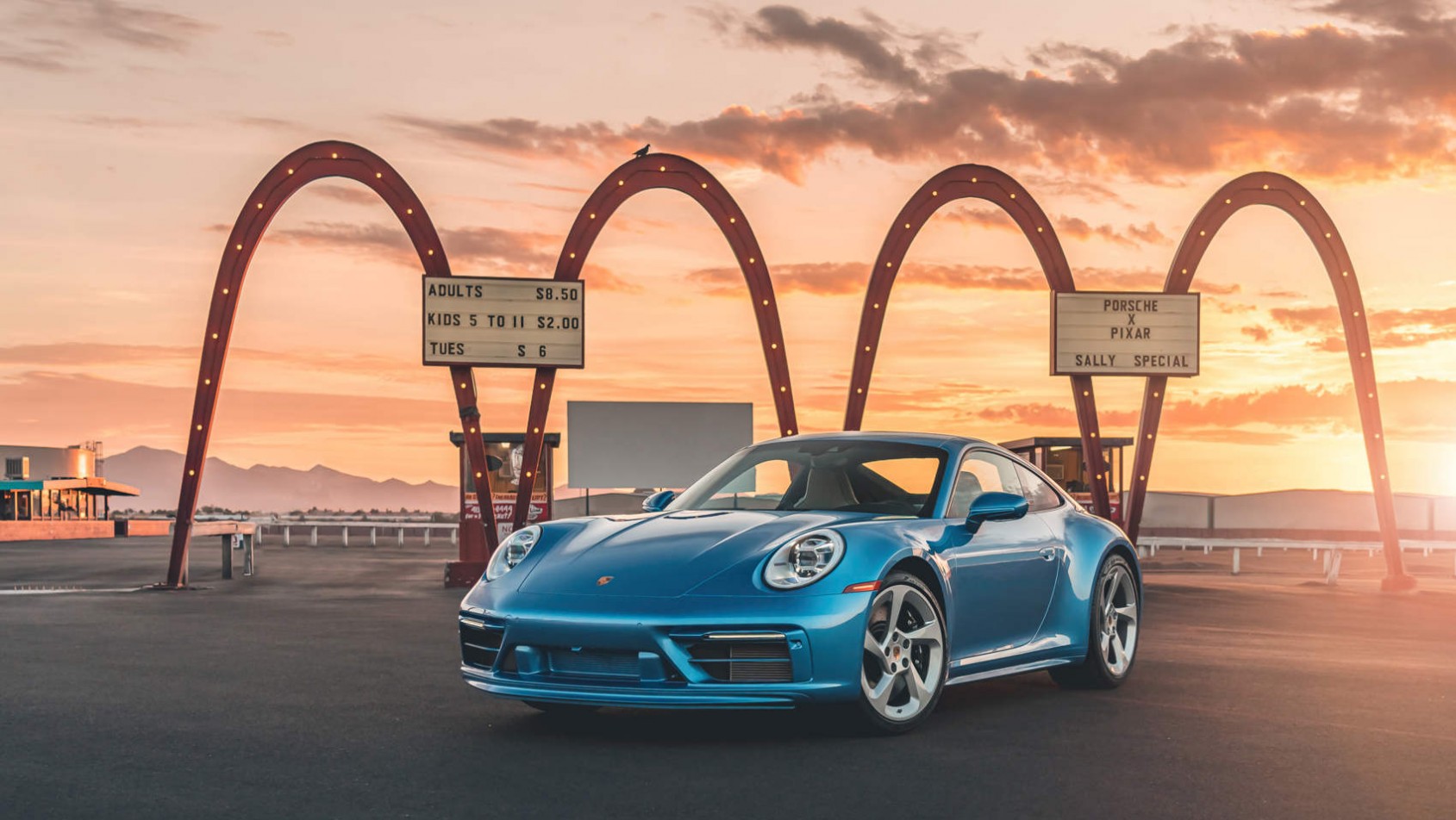 Porsche 911 Sally Carrera Special Edition Porsche 911 Sally Carrera na tle krajobrazu z kreskówki