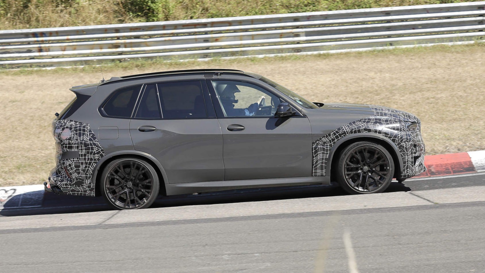 BMW X5 M Competition - widok z boku