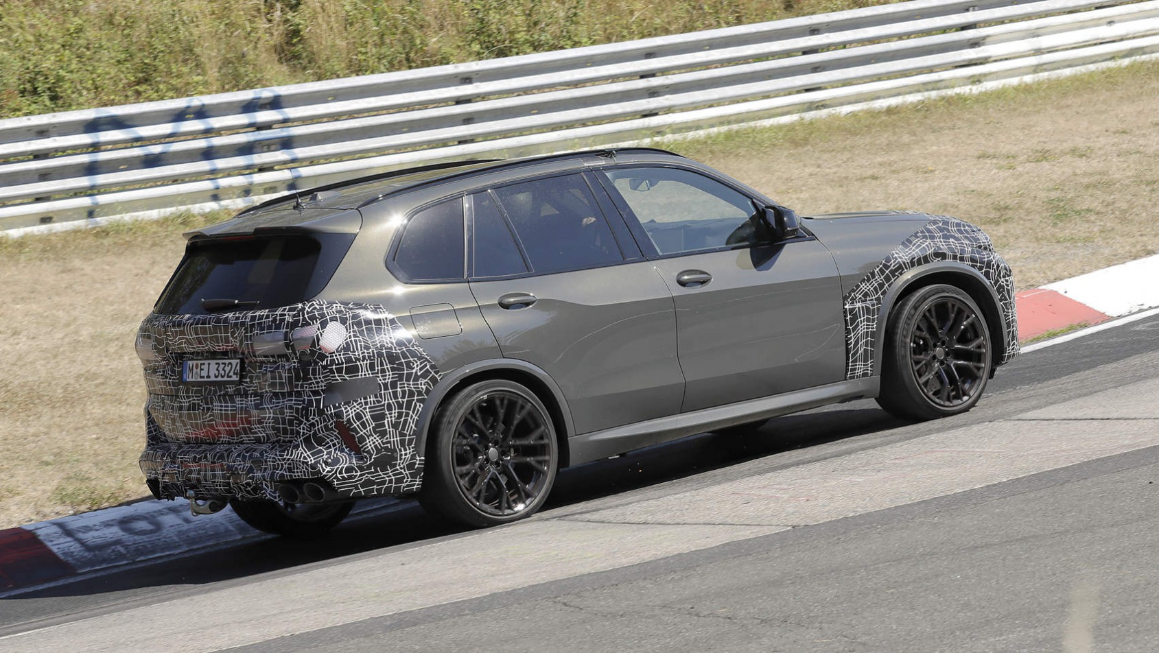 BMW X5 M Competition w kamuflażu