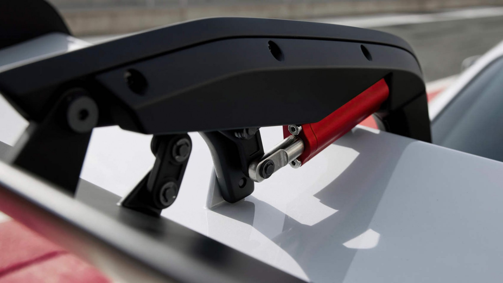 Nowe Porsche 911 GT3 RS (992) - hydraulika skrzydła