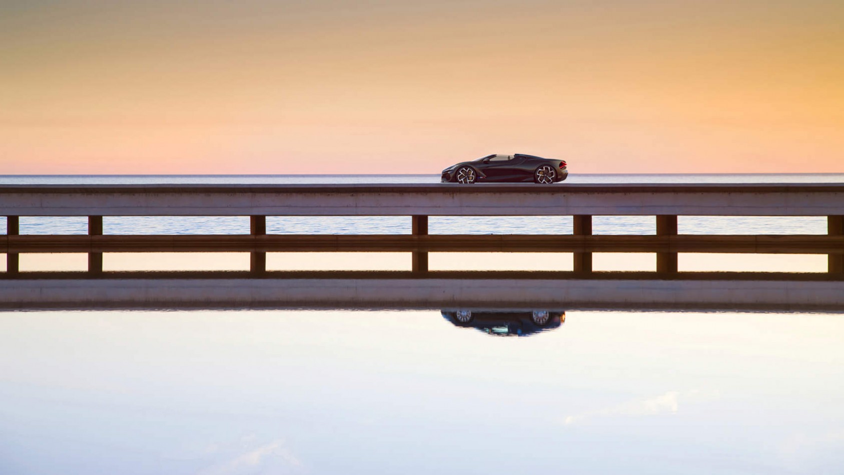 Nowe Bugatti Mistral roadster na moście