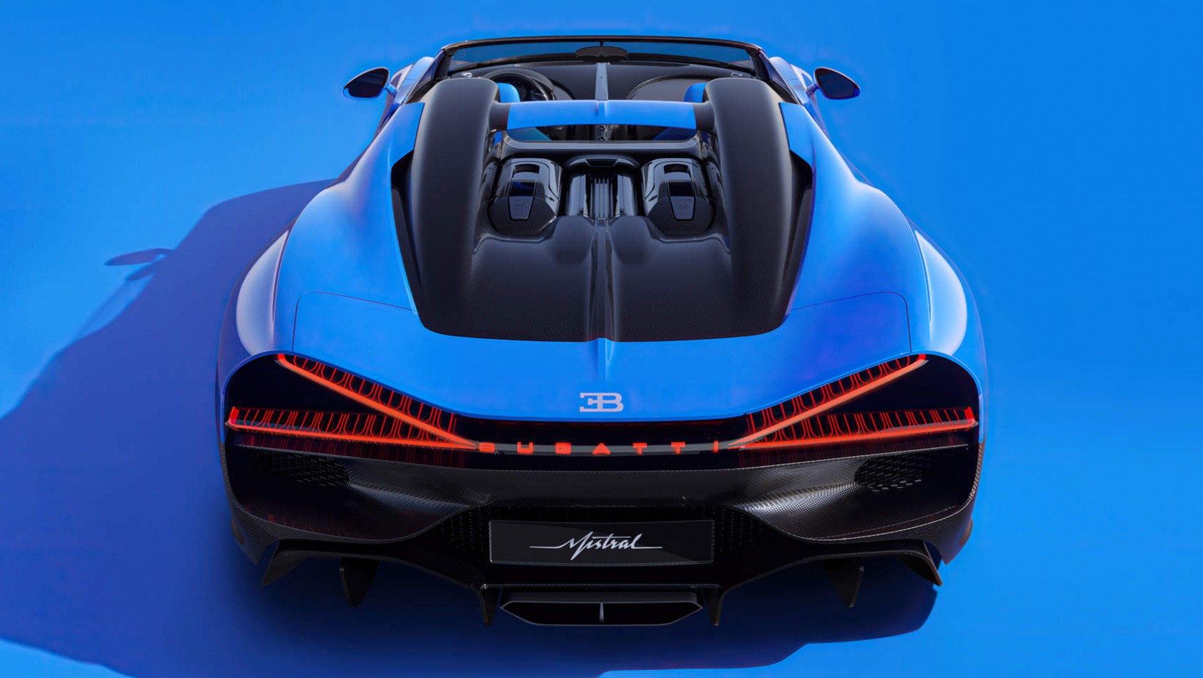 Niebieskie Bugatti Mistral roadster - tył