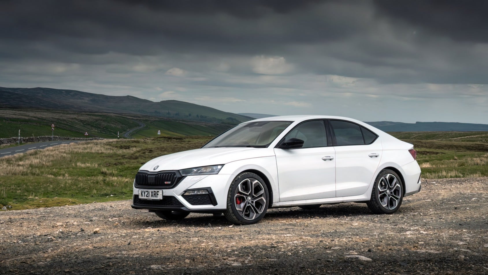 Skoda Octavia RS biała z boku