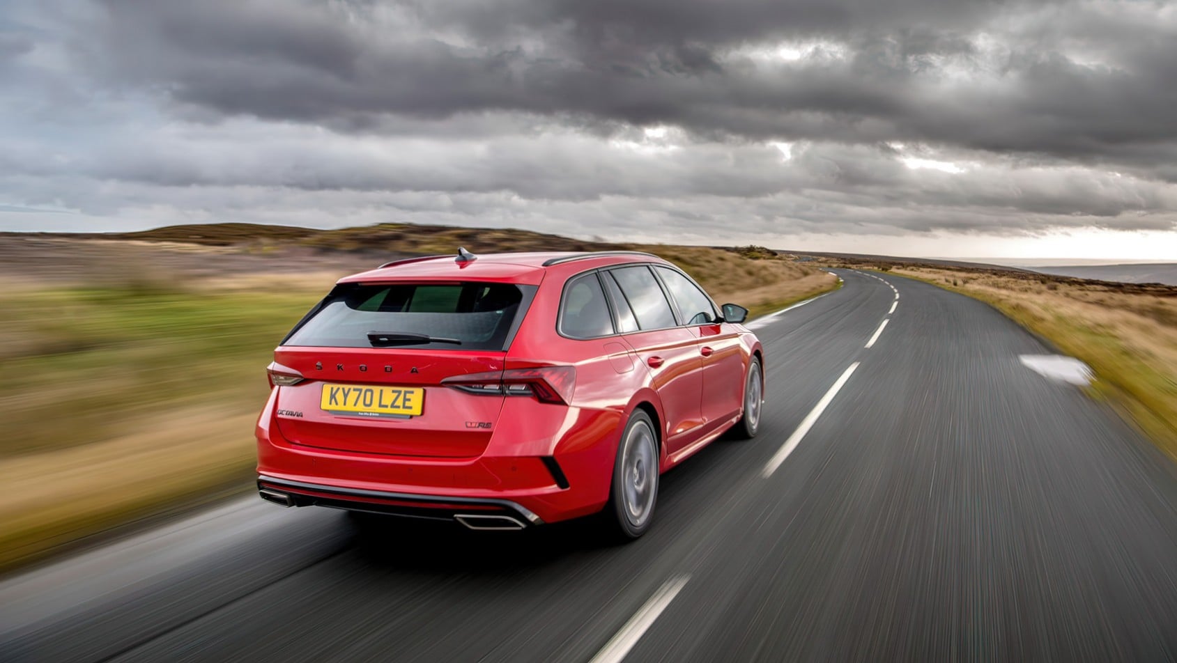 Skoda Octavia RS kombi z tyłu