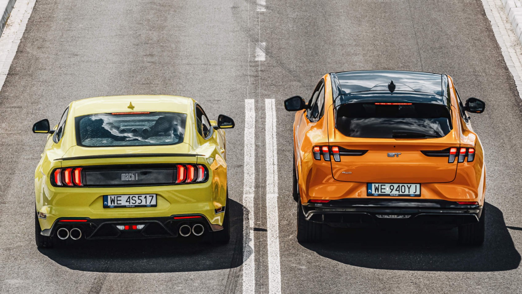 Dwa najszybsze mustangi obok siebie