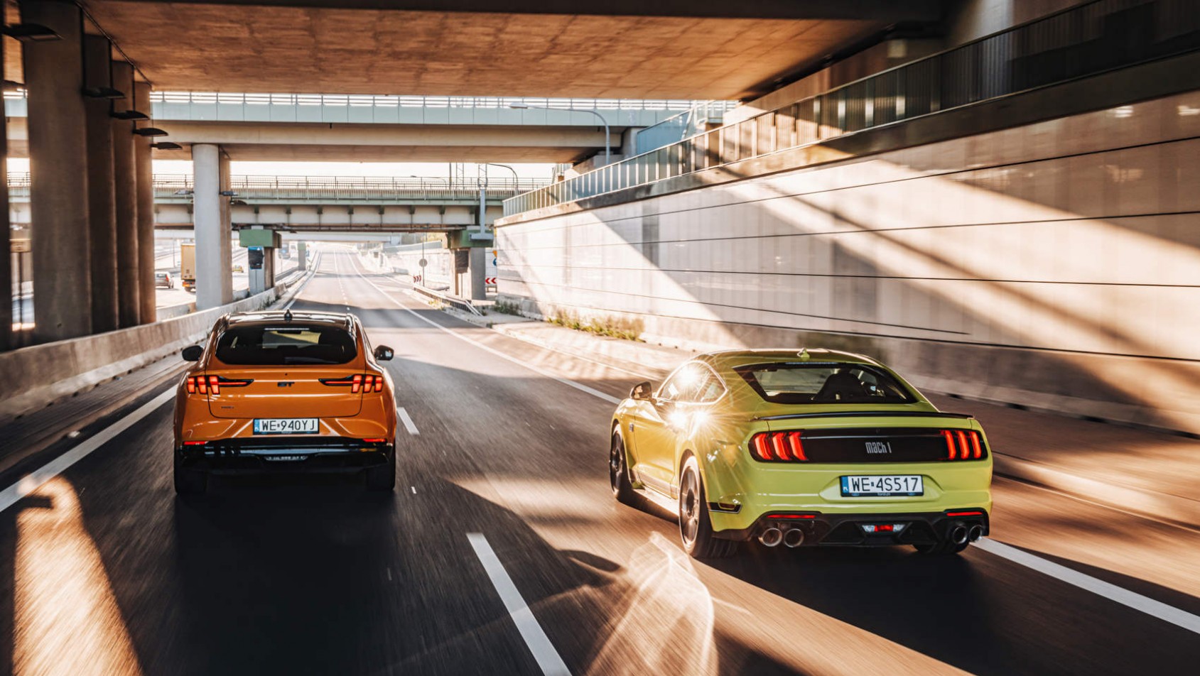 Ford Mustang Mach-E GT i Mustang Mach 1 w promieniach słońca