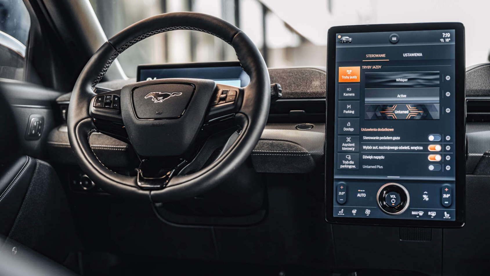 Minimalistyczne wnętrze Mustanga Mach-E GT