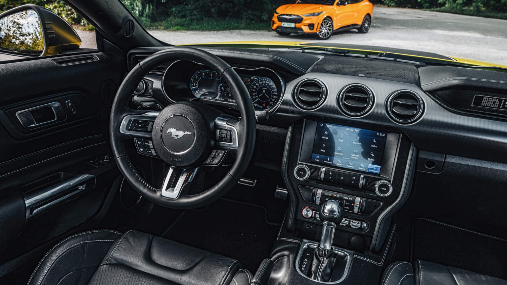 Wnętrze Forda Mustanga Mach 1