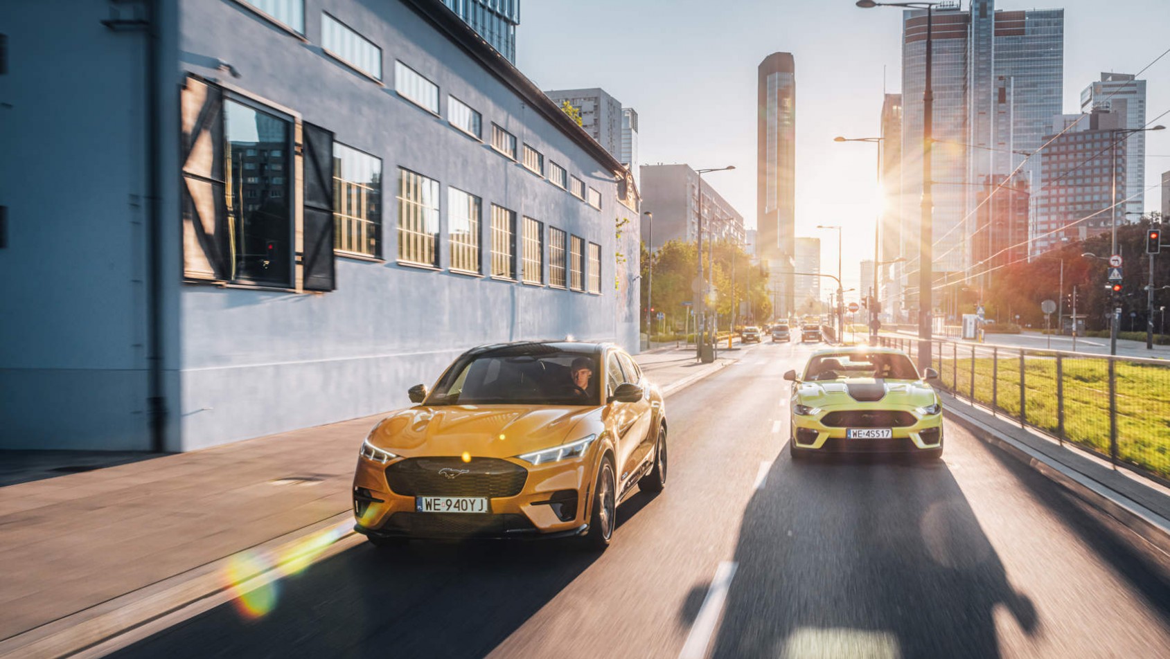 Mustang Mach-E GT i Mach 1 podczas zachodu słońca