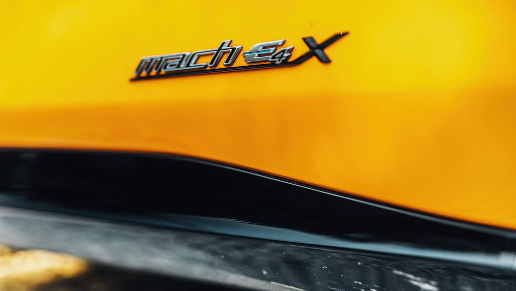 Mustang Mach-E GT emblemat Mach-E na klapie bagażnika