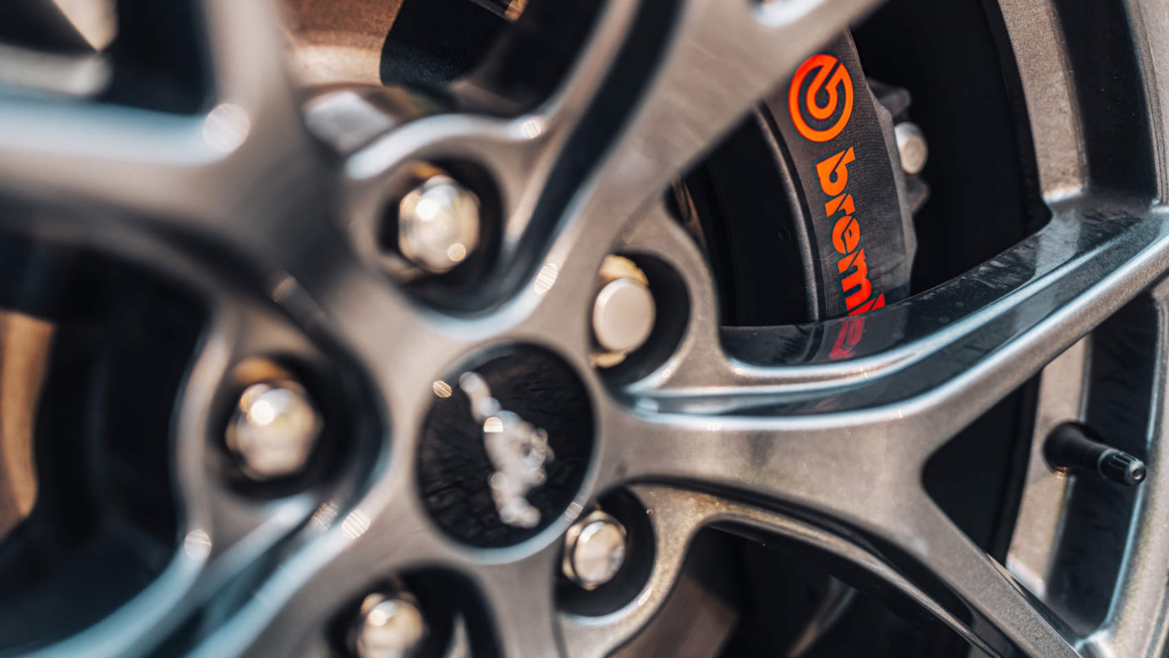 Mustang Mach 1 - felgi i zaciski Brembo