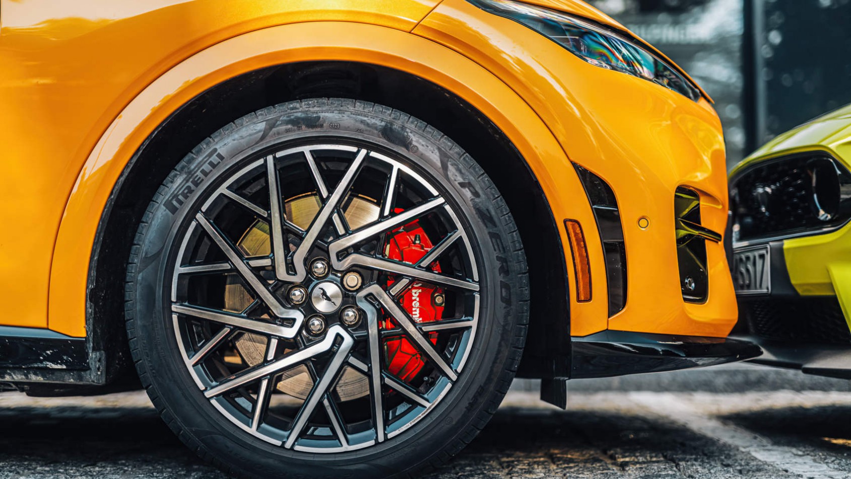 Mustang Mach-E GT - zbliżenie na felgi i zaciski hamulcowe