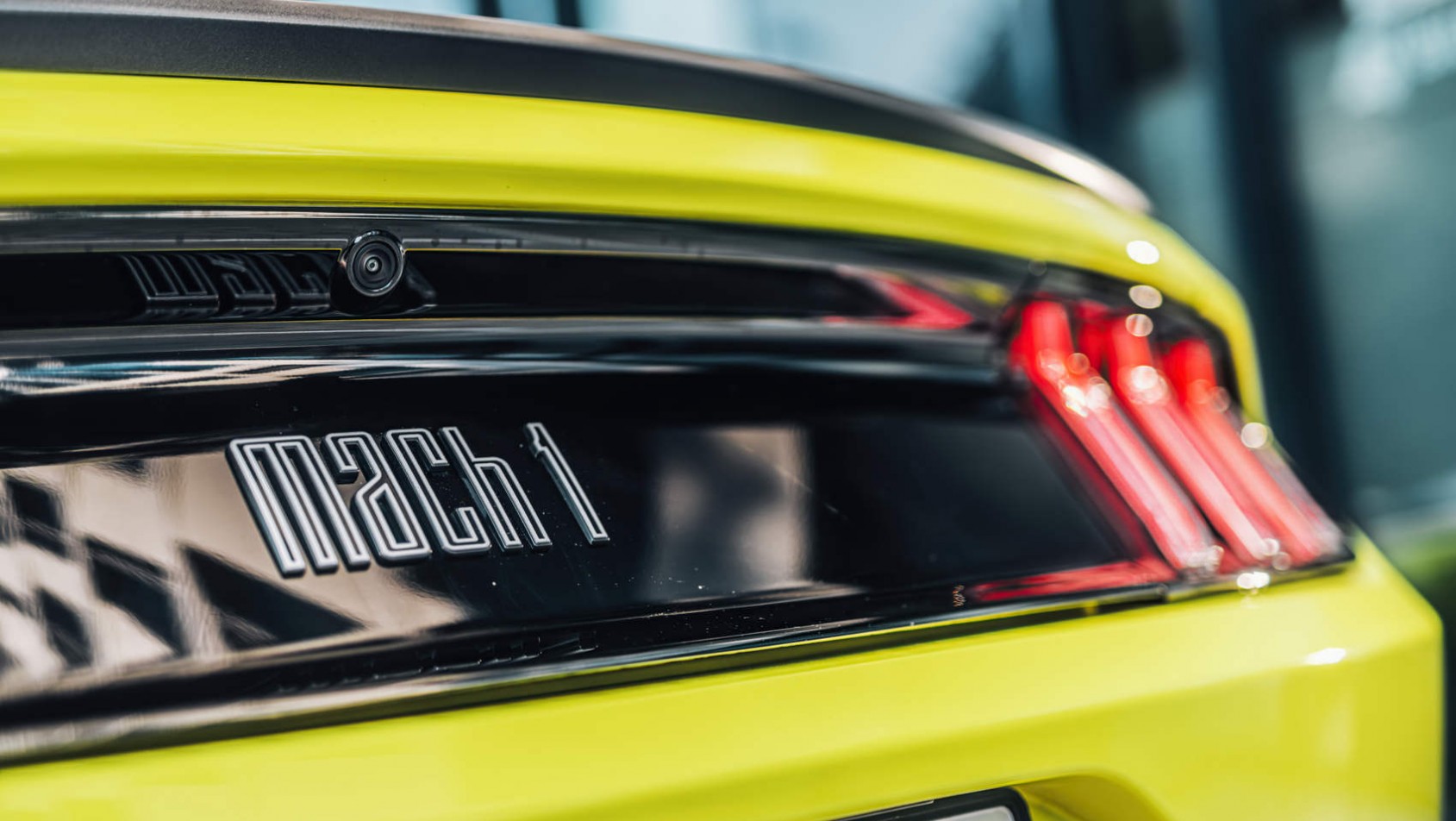 Emblemat Mach 1 na blendzie bagażnika