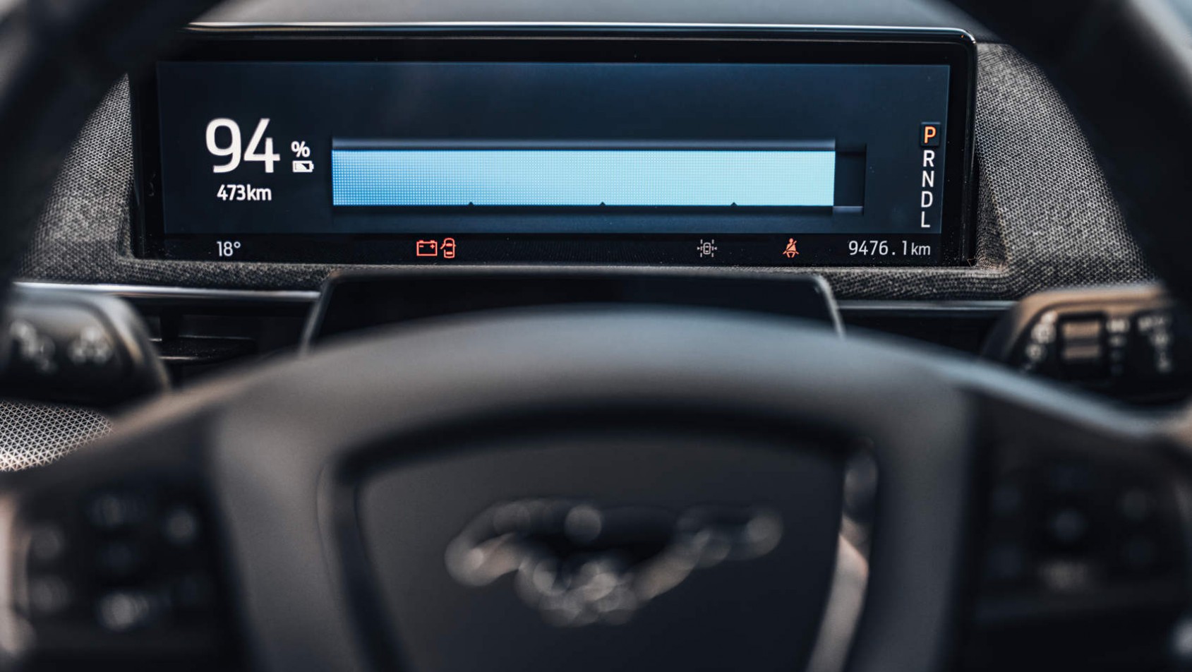 Mustang Mach-E GT - minimalistyczny prędkościomierz