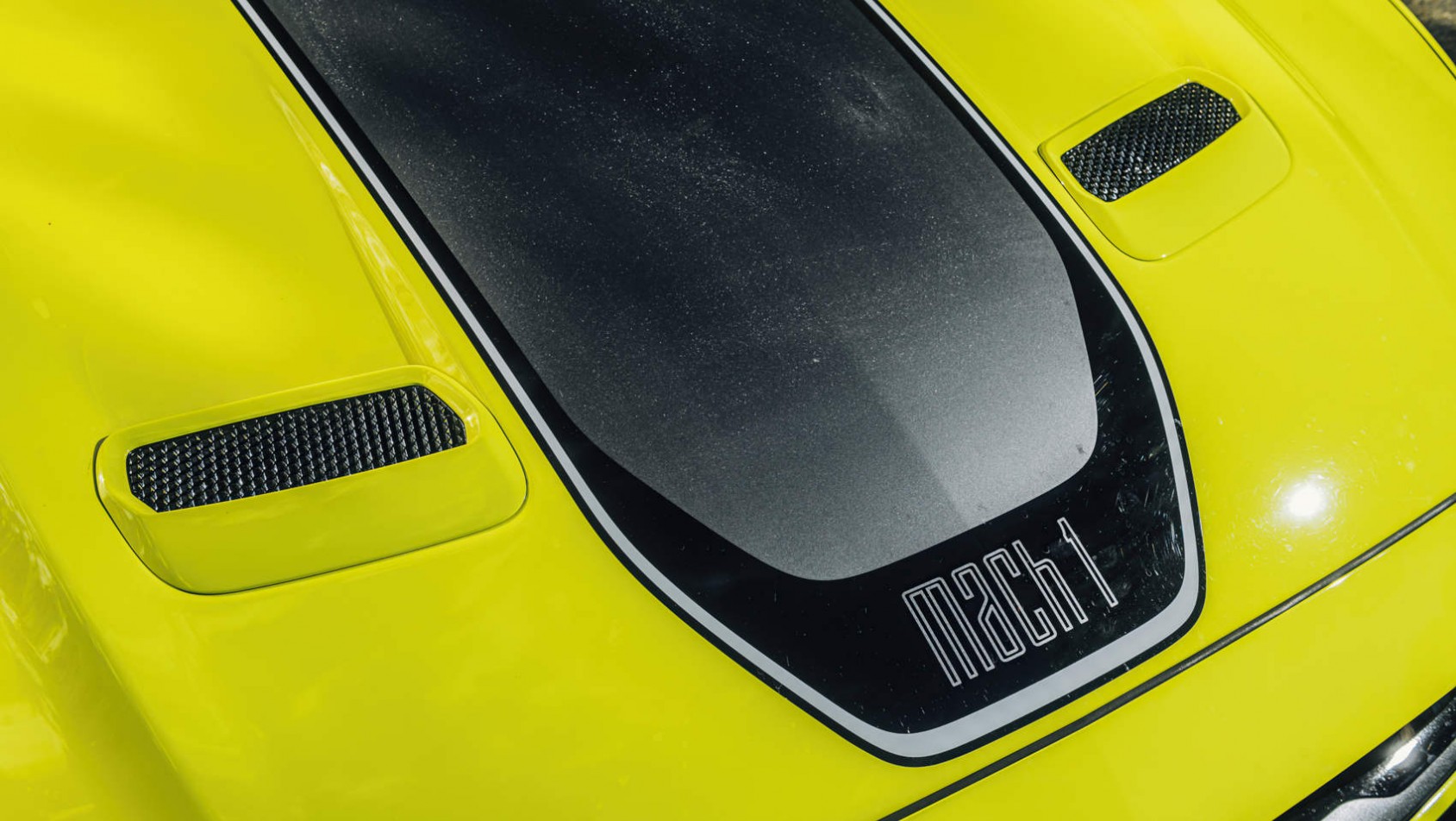 Napis Mach 1 na masce