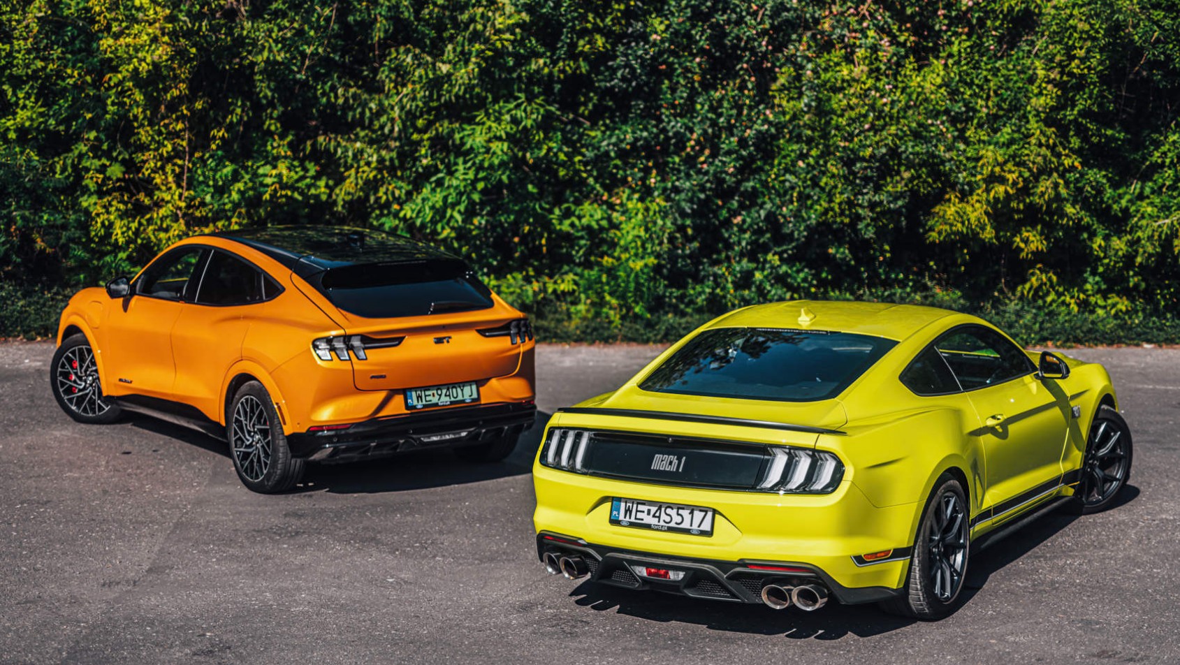 Mustang Mach-E GT i Mach 1 obok siebie
