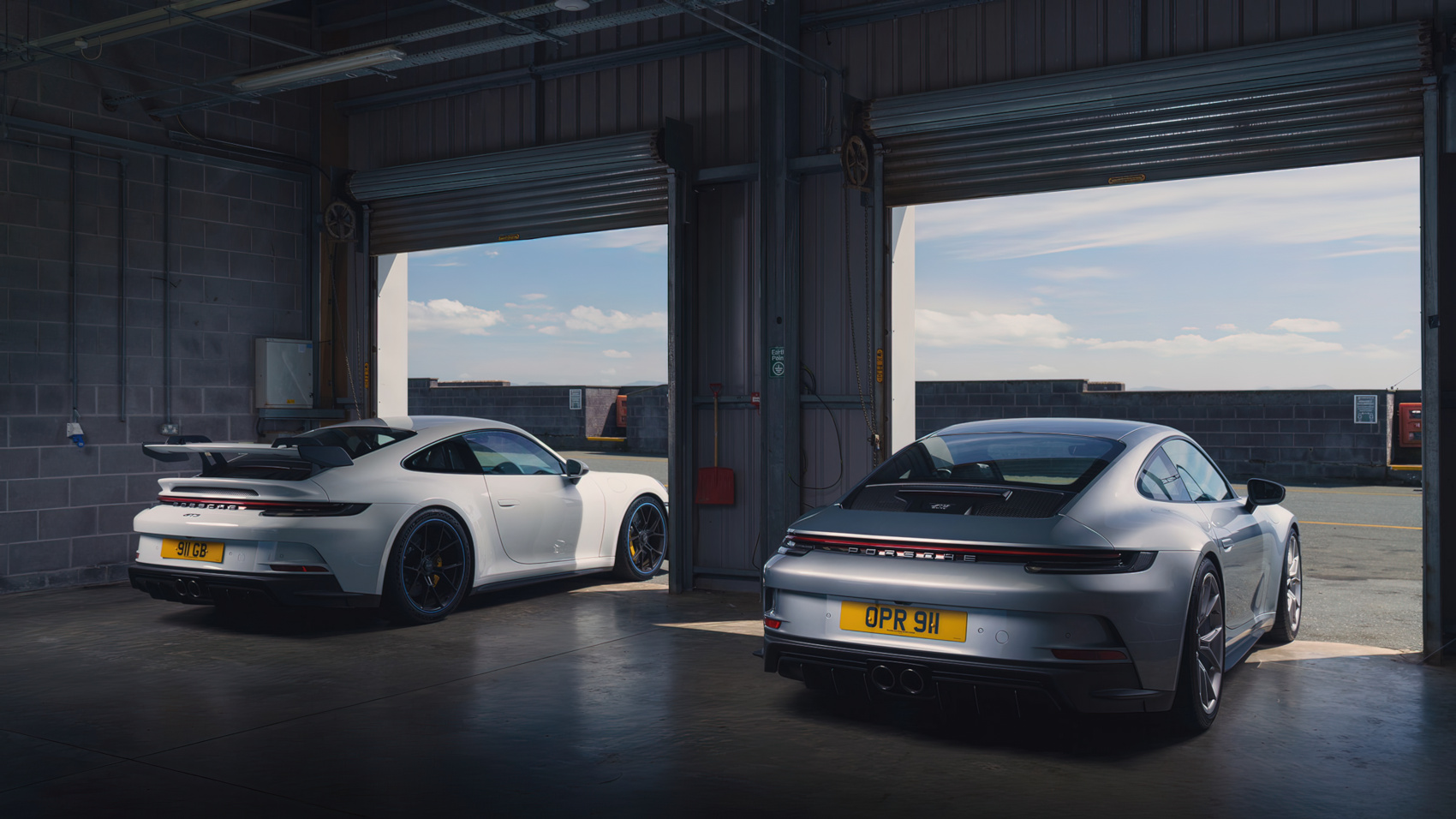 Dwa Porsche 911 GT3 w garażu