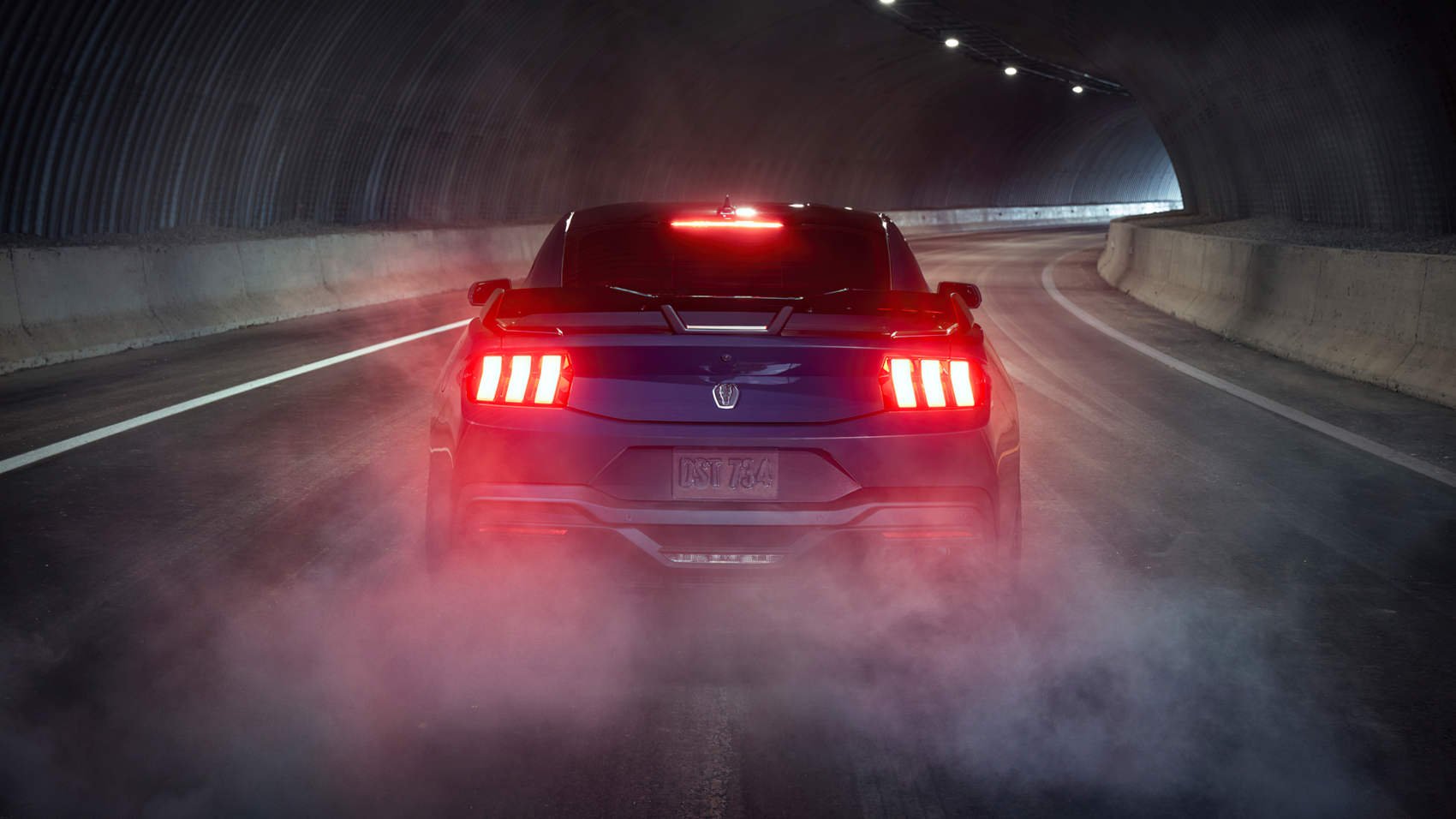 Nowy Ford Mustang Dark Horse - w tumanach dymu