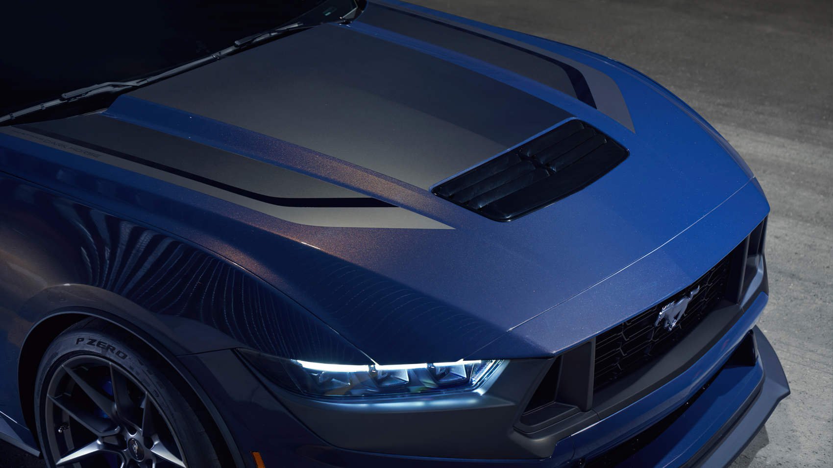 Nowy Ford Mustang Dark Horse - charakterystyczne przednie reflektory