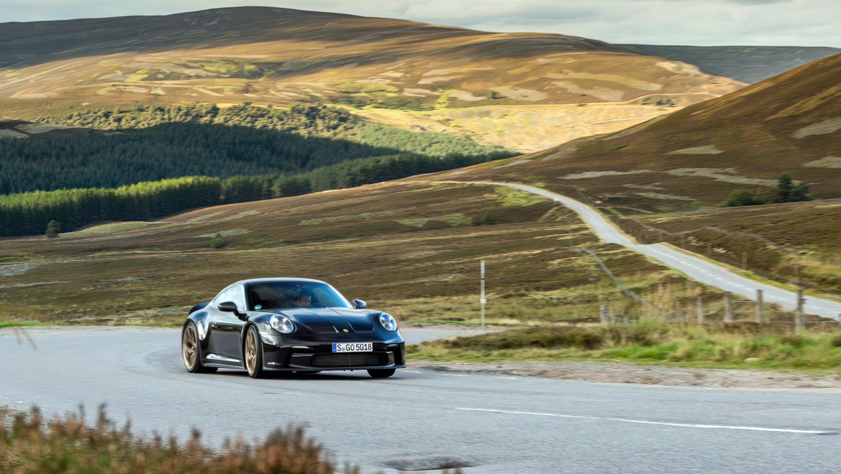 Porsche 911 GT3 Czarne Porsche 911 GT3 na drodze w górach