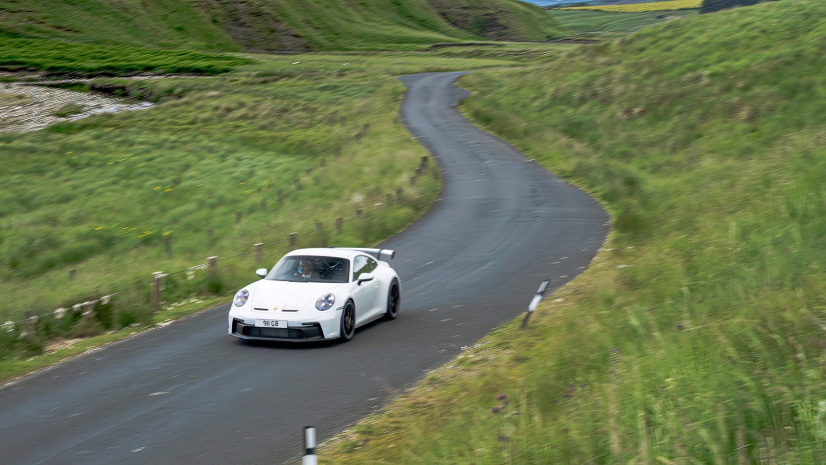 Porsche 911 GT3 Białe Porsche 911 GT3 na wąskiej drodze