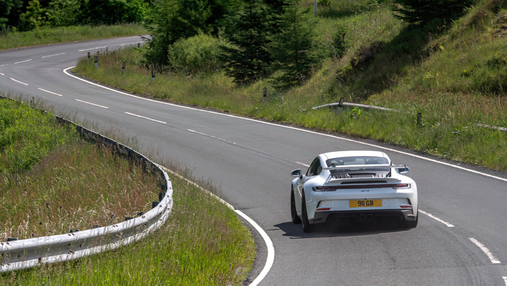 Porsche 911 GT3 Białe Porsche 911 GT3 na zakręcie